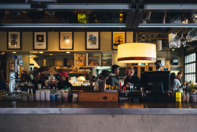 bar-ANTIBES-min_cafe-night-restaurant-bar-counter-2620-pxhere.com