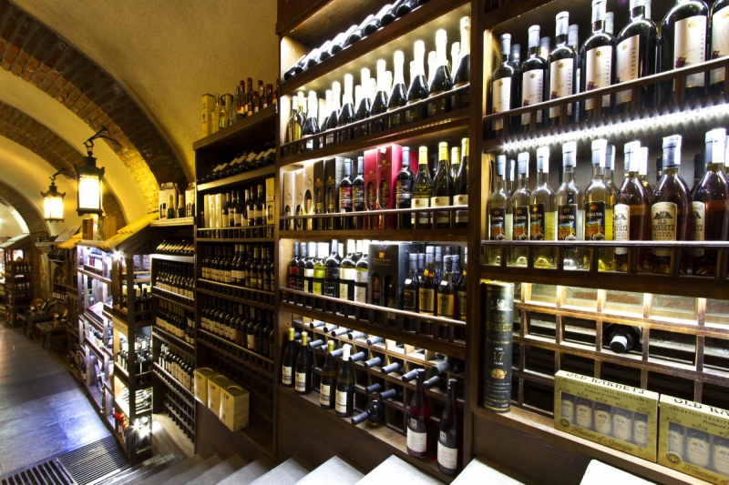 bar-ANTIBES-min_world_street_travel_shop_canon_georgia_wine_bottles-429767